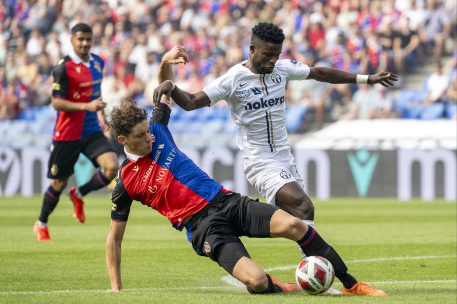 Finn van Breemen (l.) vom FC Basel behauptet sich gegen Zürichs Daniel Afriyie.