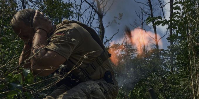 Ein Soldat in der Nähe von Bachmut, wo die Ukraine jüngst Gebiete rückeroberte. bachmut rückeroberung ukraine krieg