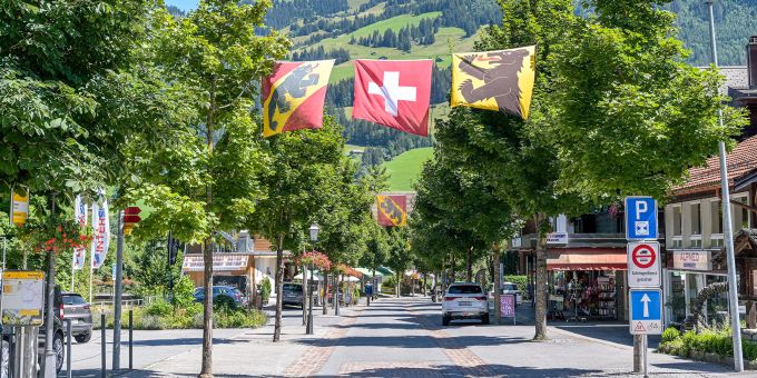 Die Bahnhofstrasse in Zweisimmen. - Simmental Die Bahnhofstrasse in Zweisimmen. - Simmental