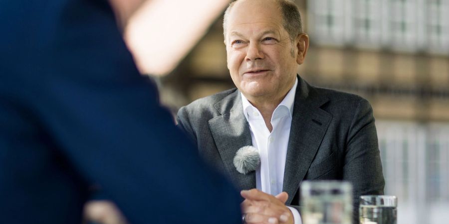 Bundeskanzler Olaf Scholz (SPD) im «Berlin direkt»-Sommerinterview des ZDF mit Theo Koll (l), Leiter ZDF-Hauptstadtstudio Berlin.