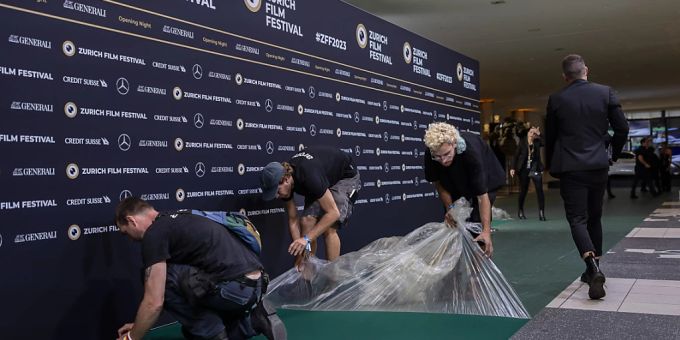 Mitarbeiter bereiten den grünen Teppich vor für die Eröffnungsnacht des 19. Zurich Film Festival (ZFF). Mitarbeiter bereiten den grünen Teppich vor für die Eröffnungsnacht des 19. Zurich Film Festival (ZFF).
