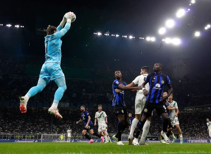 Yann Sommer im Einsatz für Inter Mailand gegen Sassuolo in der Serie A. Yann Sommer Inter Mailand