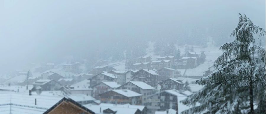 In Saas Fee fiel heute Morgen etwa um 09 Uhr der erste Schnee.