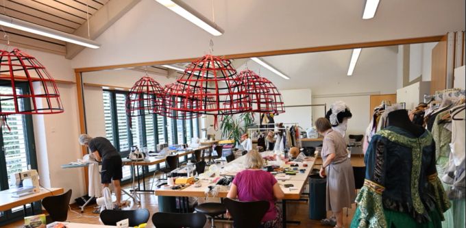 Die Kostümschneiderei der Operettenbühne Hombrechtikon: Im Enspurt, damit am 2. September alles sitzt. Operettenbühne Hombrechtikon