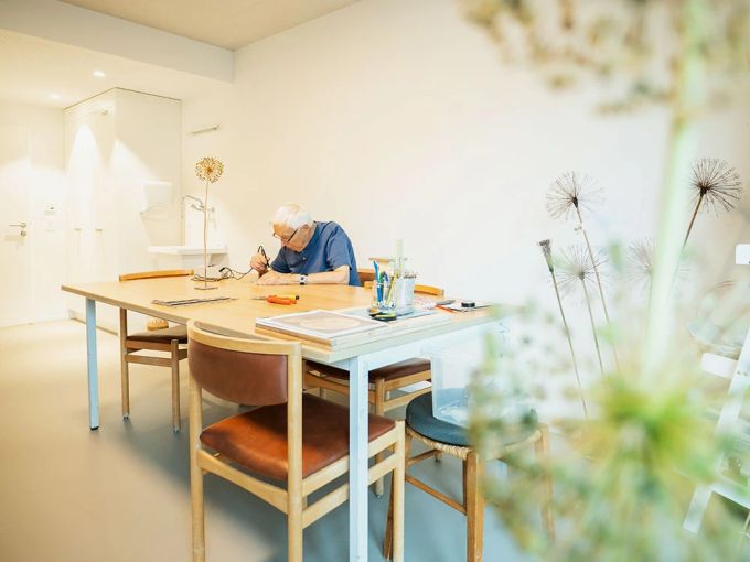 Senior in einem Heim