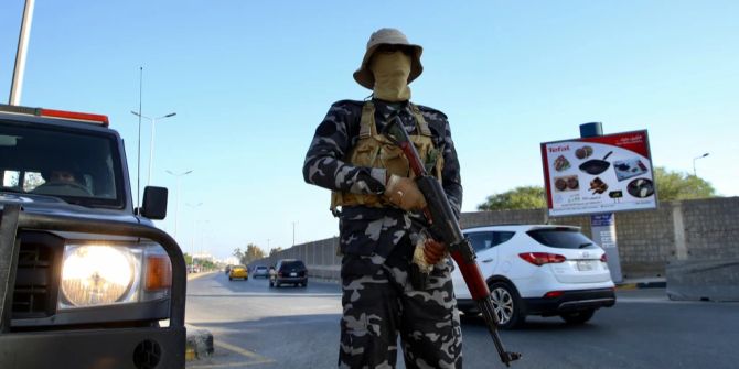Strassensicherung Soldat Libyen