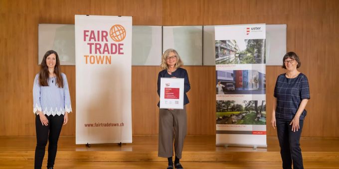 Übergabe der Auszeichnung am 15. Mai 2021 im Gemeinderatssaal, Uster; v.l. Nicole Weydknecht, Vorstand SwissFairTrade, Barbara Thalmann, Stadtpräsidentin, Karin Fehr, Stadträtin. Uster