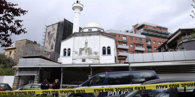 Die Polizei steht vor der Dine-Hoxha-Moschee nach einem Messerangriff in Tirana, Albanien am Montag, 19. April 2021. Messerattacke in Albanien