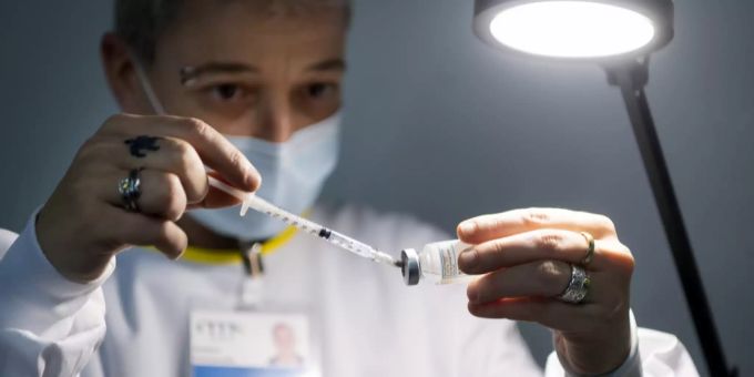 Eine Fachperson bereitet die Moderna-Impfung gegen das Coronavirus vor. Moderna Swissmedic
