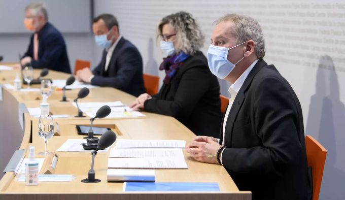 Patrick Mathys, Leiter Sektion Krisenbewältigung und internationale Zusammenarbeit, Bundesamt für Gesundheit BAG, rechts, spricht an einem Point de Presse mit Fachexperten des Bundes zur Corona-Pandemie, in Bern. CORONAVIRUS, COVID-19,
