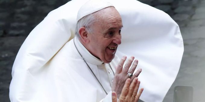 19.05.2021, Vatikan, Vatikanstadt: Papst Franziskus begrüsst Gläubige während seiner wöchentlichen Generalaudienz im Hof von St. Damaso im Vatikan. Generalaudienz mit Papst Franziskus