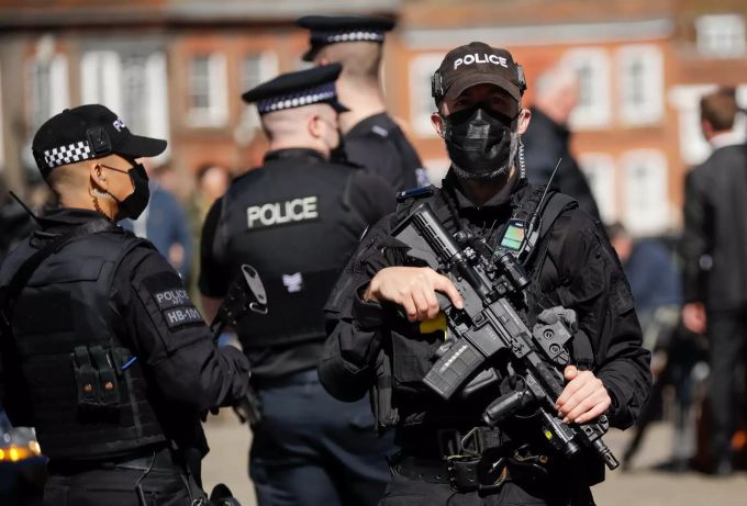 Schwer bewaffnete Polizisten patrouillieren vor Schloss Windsor vor der Beisetzung des britischen Prinz Philip. Prinz Philip