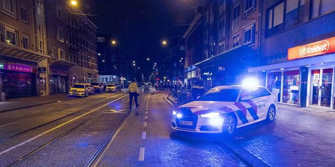 Rettungsdienste in Amsterdam, wo fünf Menschen durch Messerstiche verletzt wurden – eines der Opfer starb noch vor Ort. Amsterdam Messerstiche
