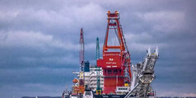 Schlepper ziehen das russische Rohr-Verlegeschiff «Fortuna» aus dem Hafen auf die Ostsee. Foto: Jens Büttner/dpa-Zentralbild/dpa Schlepper ziehen das russische Rohr-Verlegeschiff «Fortuna» aus dem Hafen auf die Ostsee. Foto: Jens Büttner/dpa-Zentralbild/dpa