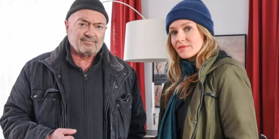 Florian Martens als Kommissar Otto Garber und Stefanie Stappenbeck als seine Kollegin Linett Wachow geben «Ein strakes Team». Foto: Jens Kalaene/dpa-Zentralbild/dpa