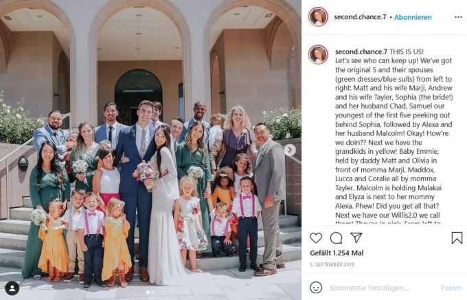 Die ganze Familie bei der Hochzeit der jüngsten biologischen Tochter des Paares. good news