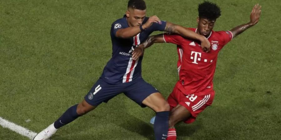 Bayerns Kingsley Coman (r) im Zweikampf mit PSG-Verteidiger Thilo Kehrer. In der Champions League kommt es zur Neuauflage des Vorjahresfinales. Foto: Manu Fernandez/Pool AP/dpa
