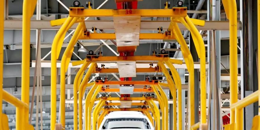 Ein Auto wird in einer Fertigungshalle gebaut: Wenn einzelne wichtige Bauteile fehlen, kann das die Fertigung von Autos unter Umständen ganz blockieren. Foto: Yang Shiyao/Xinhua/dpa/Symbolbild