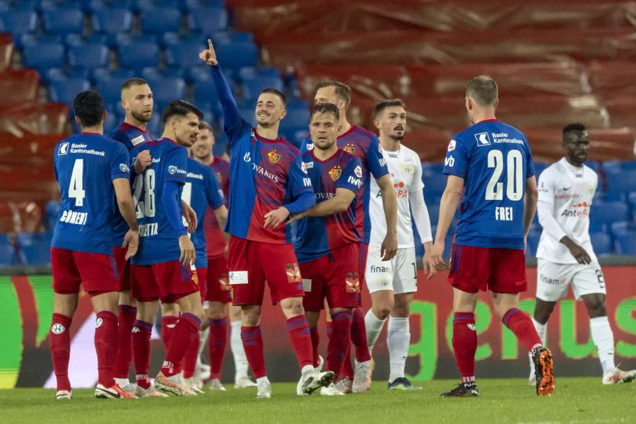 Basels Edon Zhegrova, Mitte, freut sich über sein 2:0. Der FC Zürich wird überrollt in der ersten Hälfte.