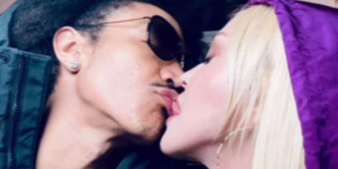 Nach Dessous-Fotos - Madonna zeigt intimes Kussvideo mit ihrem Toyboy