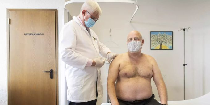 Der Hausarzt Josef Widler (l) impft in seiner Schweizer Praxis in Zürich-Altstetten Hans Koller mit dem Impfstoff von Moderna gegen das Coronavirus. Beschluss Impfungen