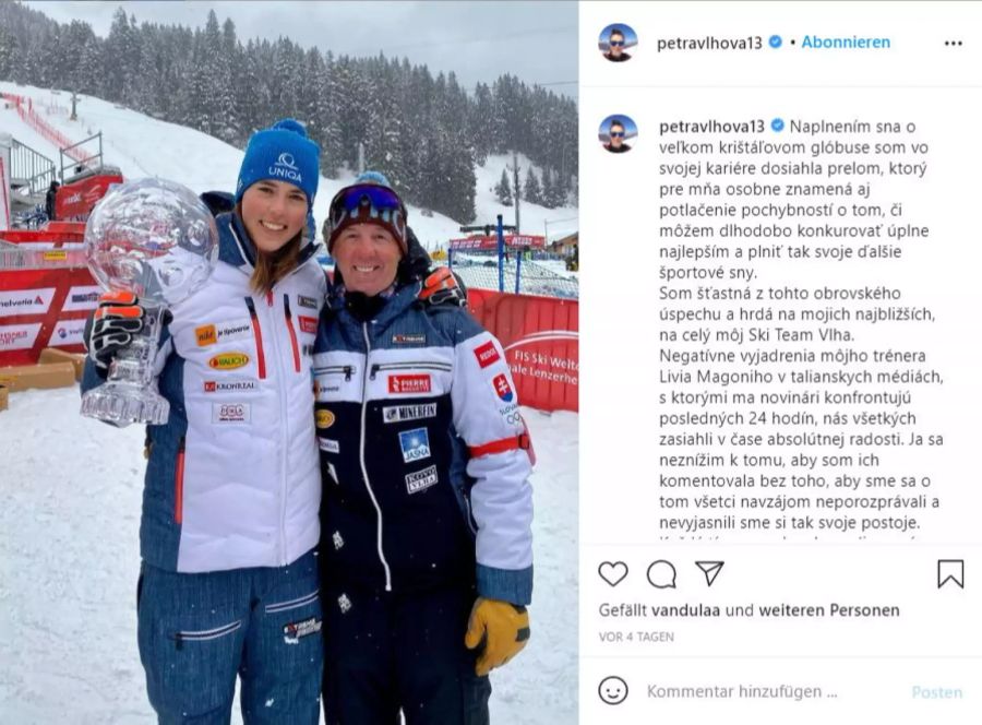 Eine glückliche Petra Vlhova mit der grossen Kristallkugel. Neben ihr Trainer Livio Magoni.