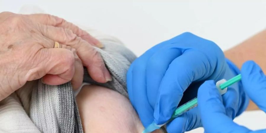 Eine Seniorin bekommt in einem Impfzentrum in Hessen ihre Impfung verabreicht. Deutschland und viele andere Länder haben das EU-Impfziel für Menschen über 80 Jahre verfehlt. Foto: Uwe Zucchi/dpa