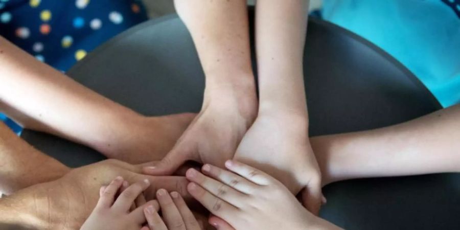 Mit den Familienmitgliedern täglich zusammenkommen zu einer Gesprächsrunde - das kann helfen, Konflikte in der Corona-Krise zu vermeiden. Foto: Franziska Gabbert/dpa-tmn