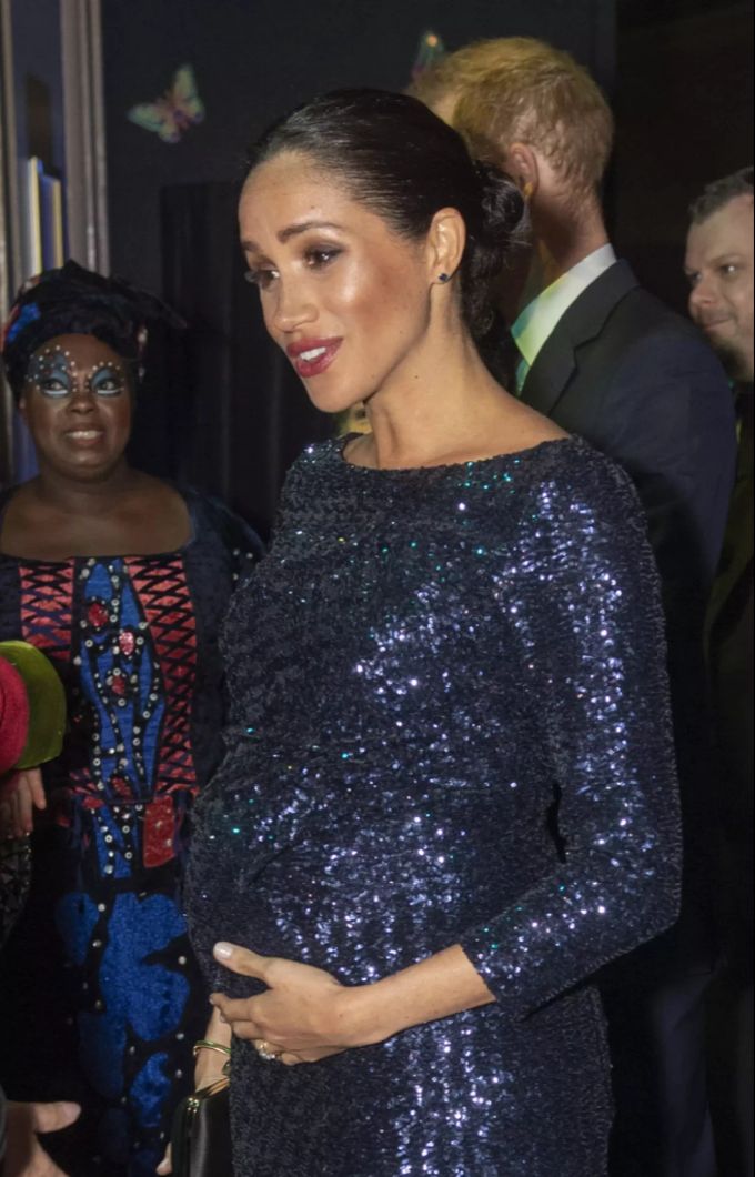 Meghan spricht mit den Theater-Darstellern. meghan