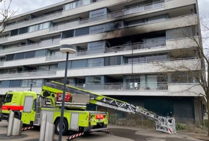 Die Einsatzkräfte löschen einen Brand in Zürich am 13. März 2021. Brand