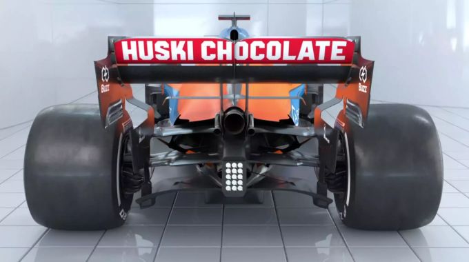 Die Heckansicht des digitalen McLaren MCL35M bei der Präsentation – der Diffusor ist völlig ohne Aerodynamik-Elemente. McLaren MCL35M Heck