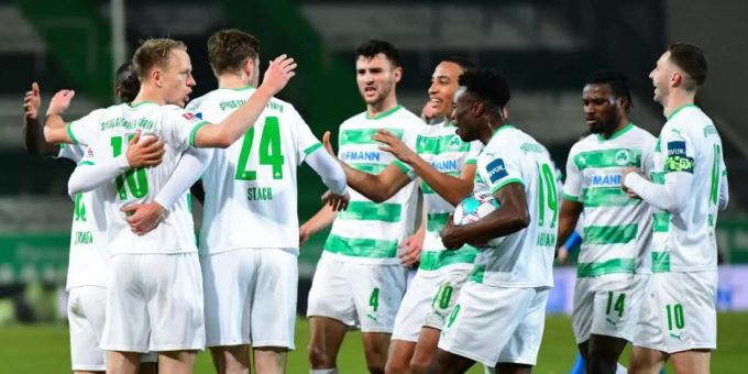 Die Spieler der SpVgg Greuther Fürth jubeln über ein Tor gegen Holstein Kiel. Foto: Matthias Merz/dpa Die Spieler der SpVgg Greuther Fürth jubeln über ein Tor gegen Holstein Kiel. Foto: Matthias Merz/dpa