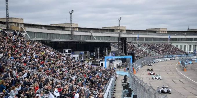 Deutschland ist ein «wichtiger Markt» für die Formel E: Rennen 2019 auf dem Flughafen Tempelhof. Foto: Britta Pedersen/dpa-Zentralbild/dpa Deutschland ist ein «wichtiger Markt» für die Formel E: Rennen 2019 auf dem Flughafen Tempelhof. Foto: Britta Pedersen/dpa-Zentralbild/dpa