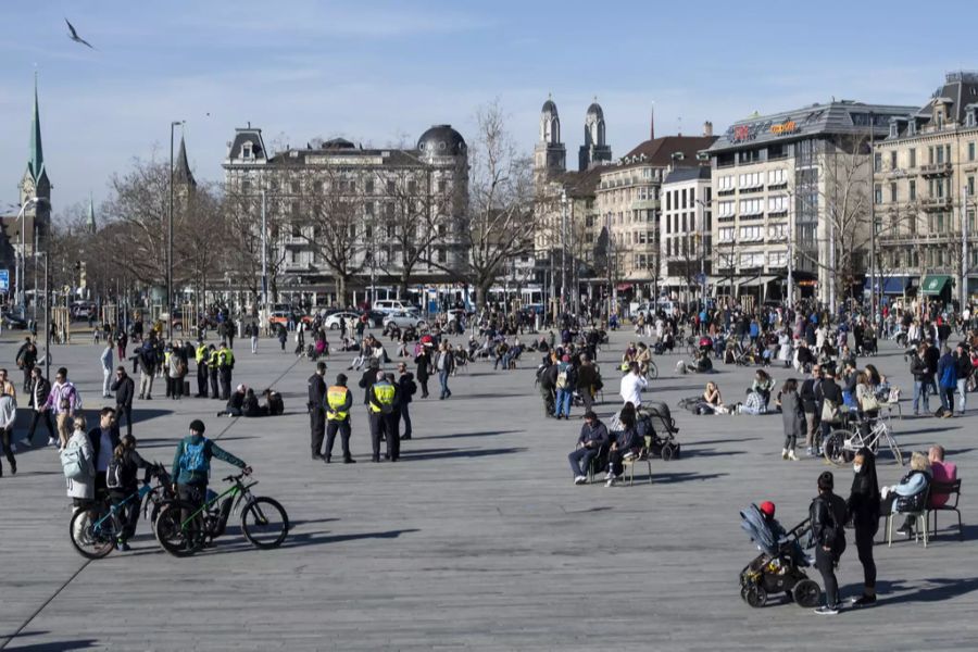 Die Sonne zog die Zürcher auch an den Sechseläutenplatz.