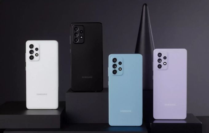 Auch das Samsung Galaxy A52 und A52 5G gibt es in den Farben «Awesome Black», «Awesome White», «Awesome Blue» und «Awesome Violet». Samsung Galaxy A52