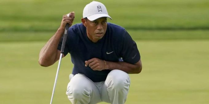 Kommt nach seinem schweren Autounfall langsam wieder auf die Beine: Golf-Superstar Tiger Woods. Foto: John Minchillo/AP/dpa Kommt nach seinem schweren Autounfall langsam wieder auf die Beine: Golf-Superstar Tiger Woods. Foto: John Minchillo/AP/dpa