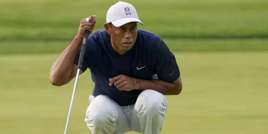 Kommt nach seinem schweren Autounfall langsam wieder auf die Beine: Golf-Superstar Tiger Woods. Foto: John Minchillo/AP/dpa