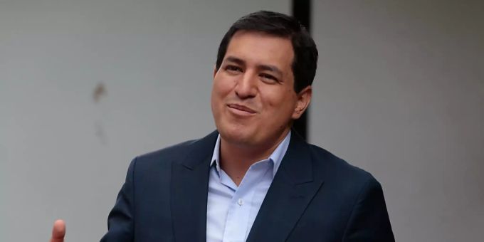 Quito - Linkspolitiker Arauz ruft sich zum Sieger der Wahl in Ecuador aus