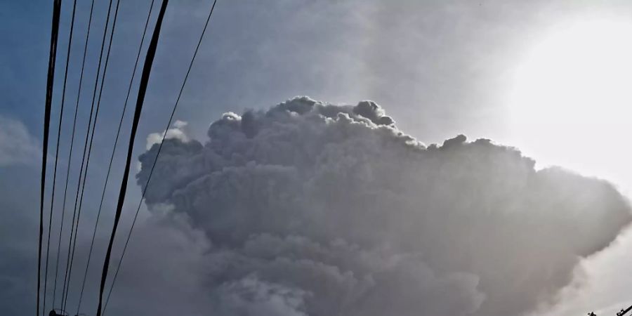 dpatopbilder - Eine Aschewolke steigt auf nachdem der Vulkan La Soufriere auf der östlichen Karibikinsel St. Vincent ausbricht. Foto: Kepa Diez Ara/AP/dpa