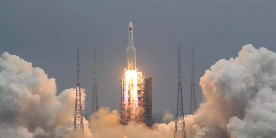 Die Rakete vom Typ «Langer Marsch 5B» hatte am 29. April das 22 Tonnen schwere Modul «Tianhe» (Himmlische Harmonie) ins All gebracht, das den Hauptteil der chinesischen Raumstation bilden soll. Foto: Ju Zhenhua/Xinhua via AP/dpa