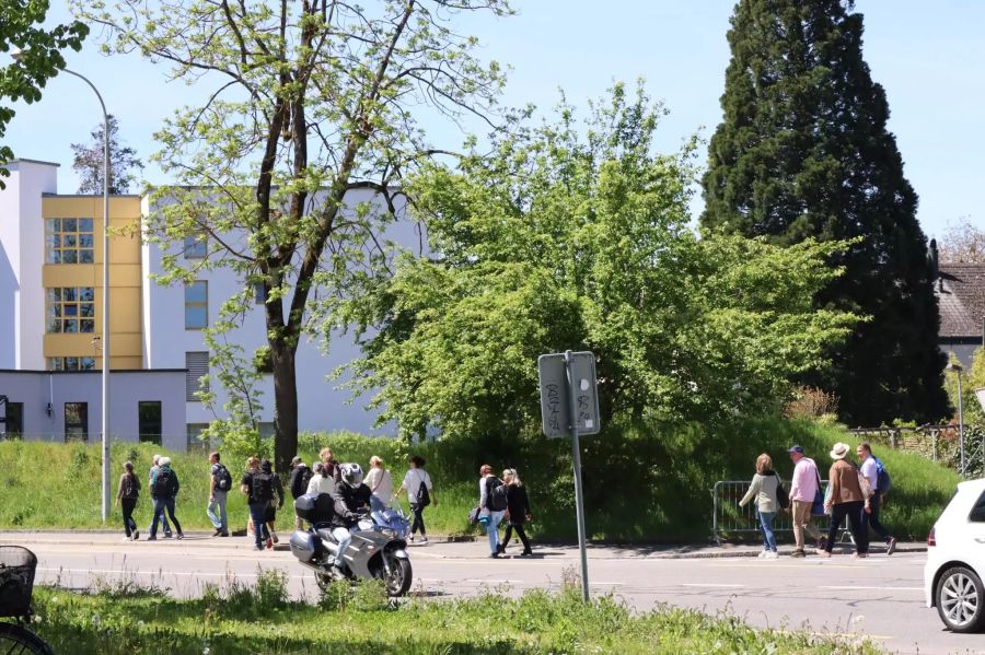 Mehrere Personen laufen genervt weg.