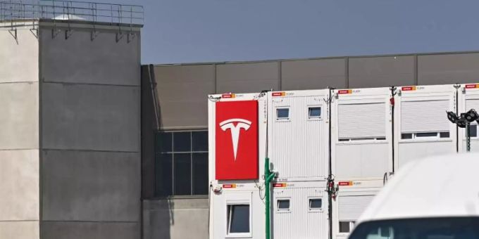 Tesla baut in Grünheide seine erste E-Autofabrik in Europa - gleichzeitig soll dort die weltgrösste Batteriefabrik entstehen. Foto: Patrick Pleul/dpa-Zentralbild/dpa Tesla baut in Grünheide seine erste E-Autofabrik in Europa - gleichzeitig soll dort die weltgrösste Batteriefabrik entstehen. Foto: Patrick Pleul/dpa-Zentralbild/dpa