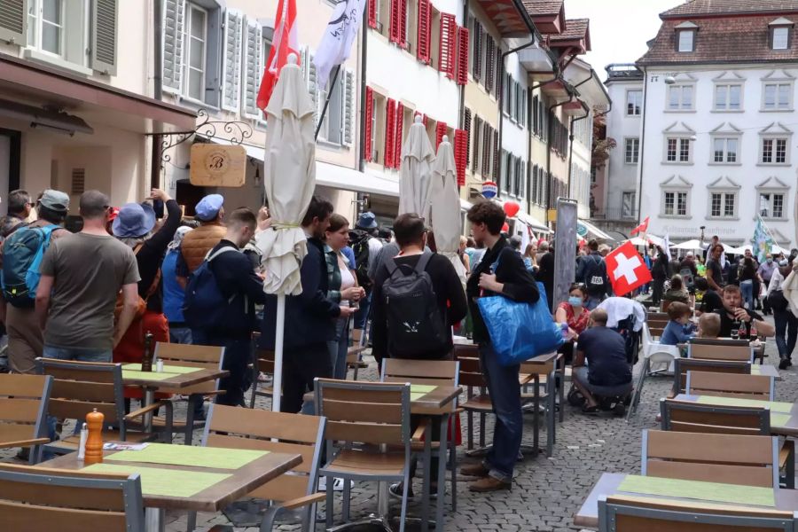 Die Demonstranten sind in der Altstadt angekommen.