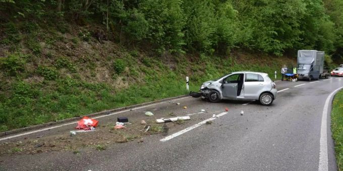 Auto überschlägt sich bei Selbstunfall.