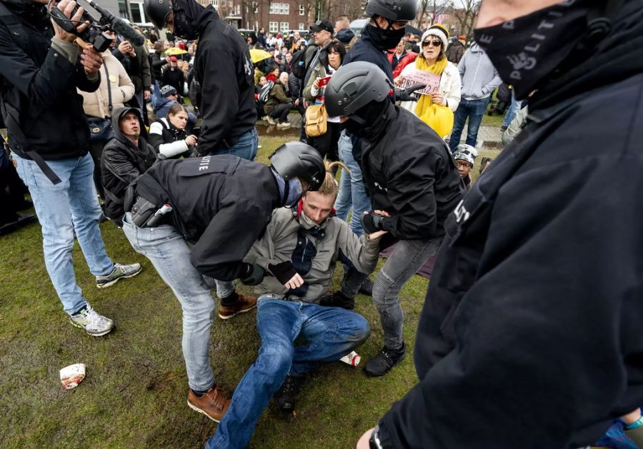 In Amsterdam wurden rund 1000 Demonstranten am Rand des historischen Grachtenviertels von Einsatzkräften eingekesselt.