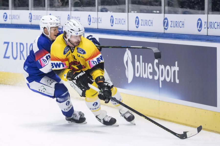 Teemu Rautiainen (l.) kämpft mit SCB-Verteidiger Beat Gerber um die Scheibe.