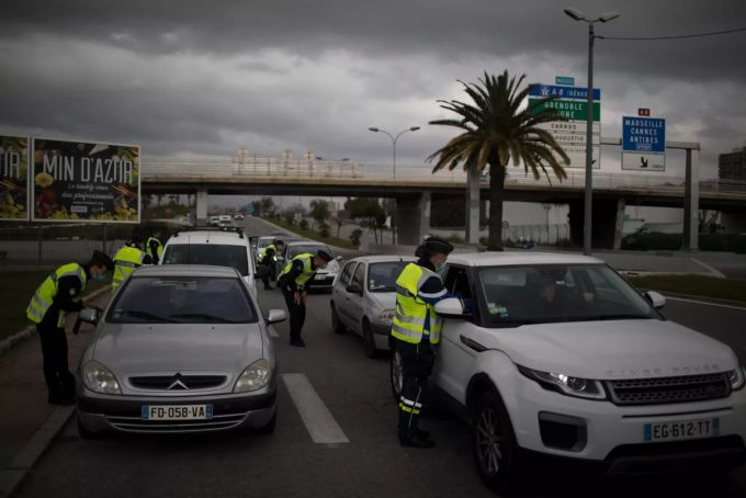 Französische Polizeibeamte kontrollieren die Einreisegenehmigungen von Autofahrern. Coronavirus - Frankreich