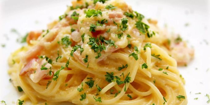 In eine traditionelle Carbonara gehören Pasta, Ei, Pfeffer, Guanciale und Pecorino. carbonara