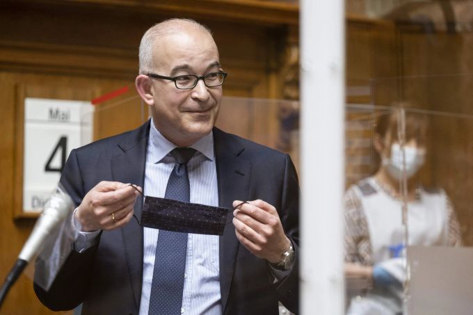Gregor Rutz, SVP-ZH, hört einem Votum zu, an der Sondersession des Nationalrats, am Dienstag, 4. Mai 2021 in Bern. CORONAVIRUS, CORONA-VIRUS, COVID-19, SESSION, NATIONALRAT, MASKE, GESICHTSMASKE,