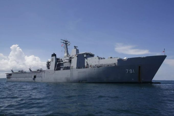 Thailändische Kriegsschiffe bewachen Prinzessin Sirivannavari im Tauch-Urlaub. Sirivannavari